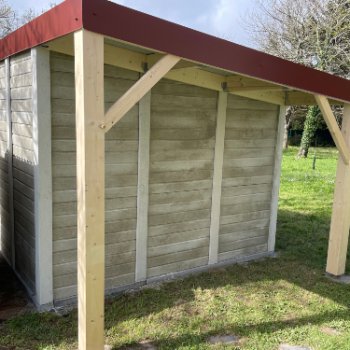 Abri de jardin en béton aspect bois 1 pente avec auvent